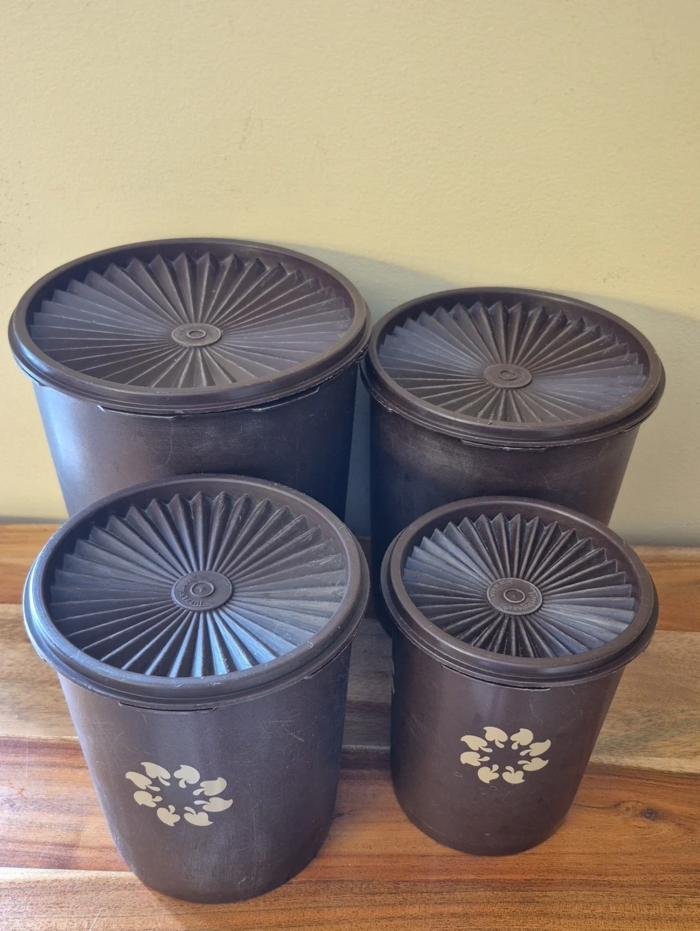 N/A vintage tupperware